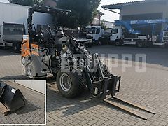 Giant G2700 X-tra HD with loader bucket and palletfork